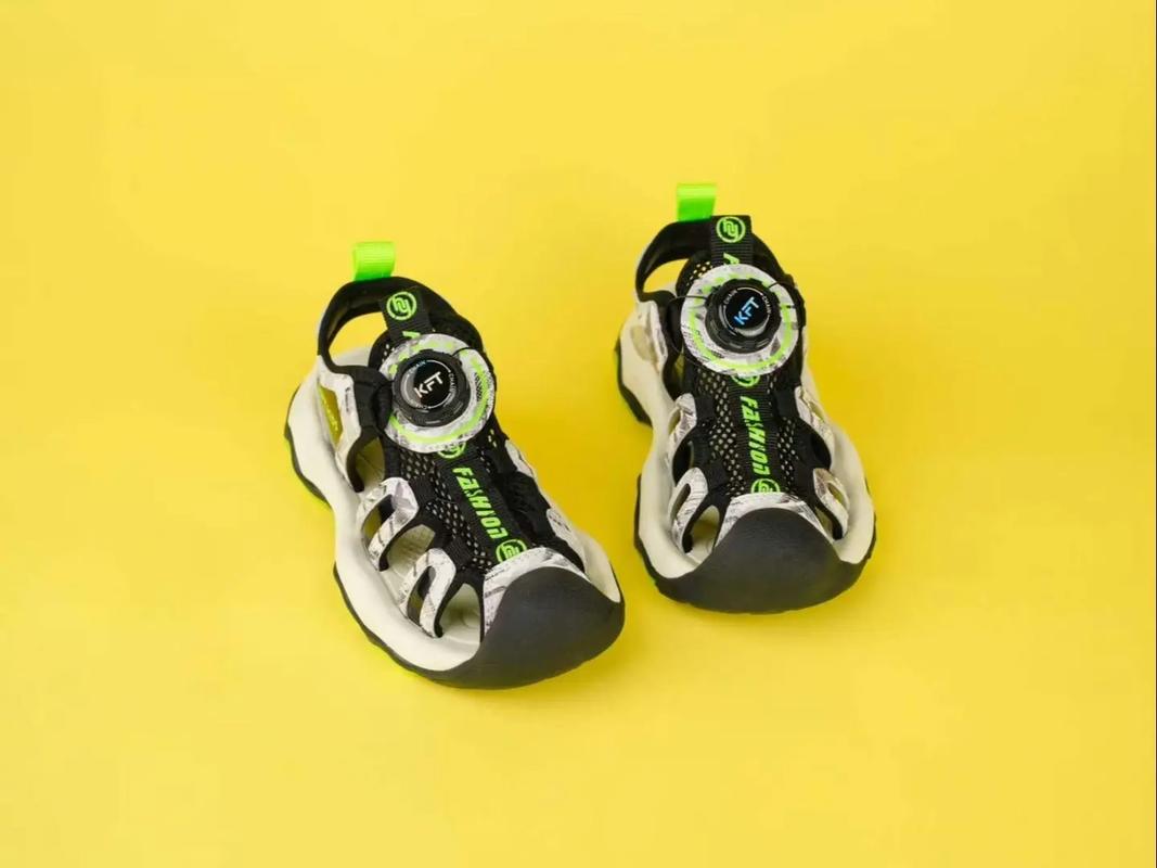 KFT脚王儿童新品来袭，自带驱蚊功能的潮流童鞋C位出道！